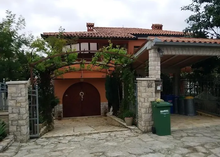 Apartments With A Parking Space Banjole, Pula - 17398
